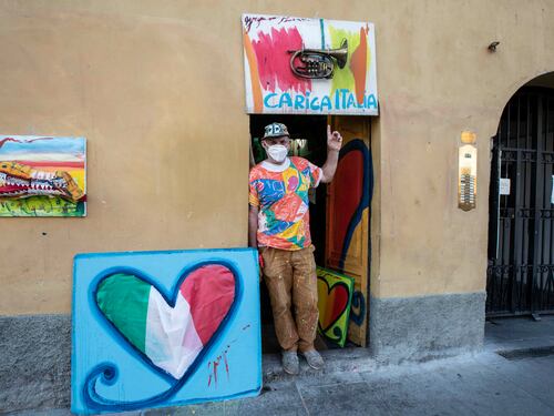 Il writer che regala cuori ai bambini in ospedale