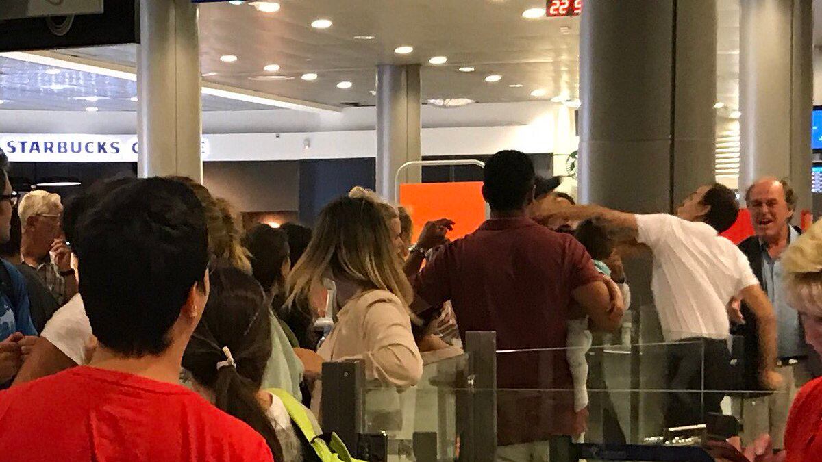Nizza, volo in ritardo: dipendente prende a pugni in faccia un passeggero