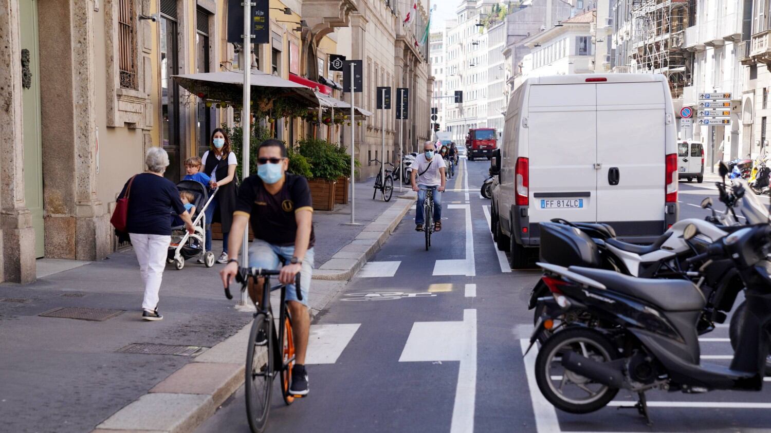 "La ciclabile aiuta i negozi". "No, è solo ideologica"