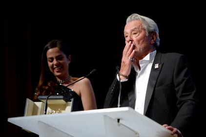 Alain Delon riceve la "Palma d'oro" al Festival di Cannes  8