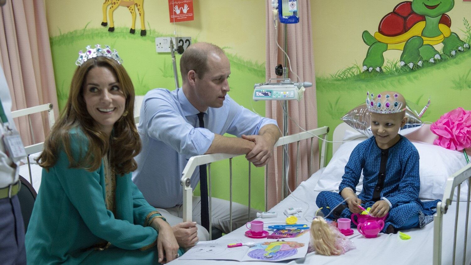Scalza e con la tiara, Kate Middleton si distingue ancora in Pakistan