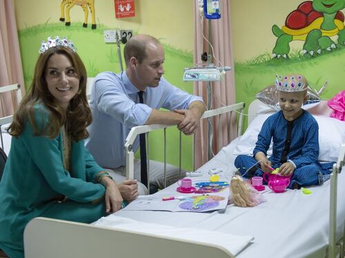 Scalza e con la tiara, Kate Middleton si distingue ancora in Pakistan