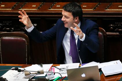 Renzi con il computer sui banchi del governo 3