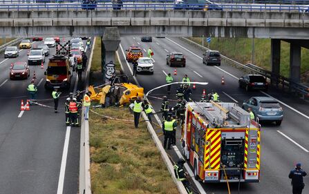 Elicottero si schianta su un'autostrada a Madrid, tre feriti: le immagini dei soccorsi 1
