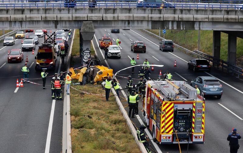 Elicottero si schianta su un'autostrada a Madrid, tre feriti: le immagini dei soccorsi 1