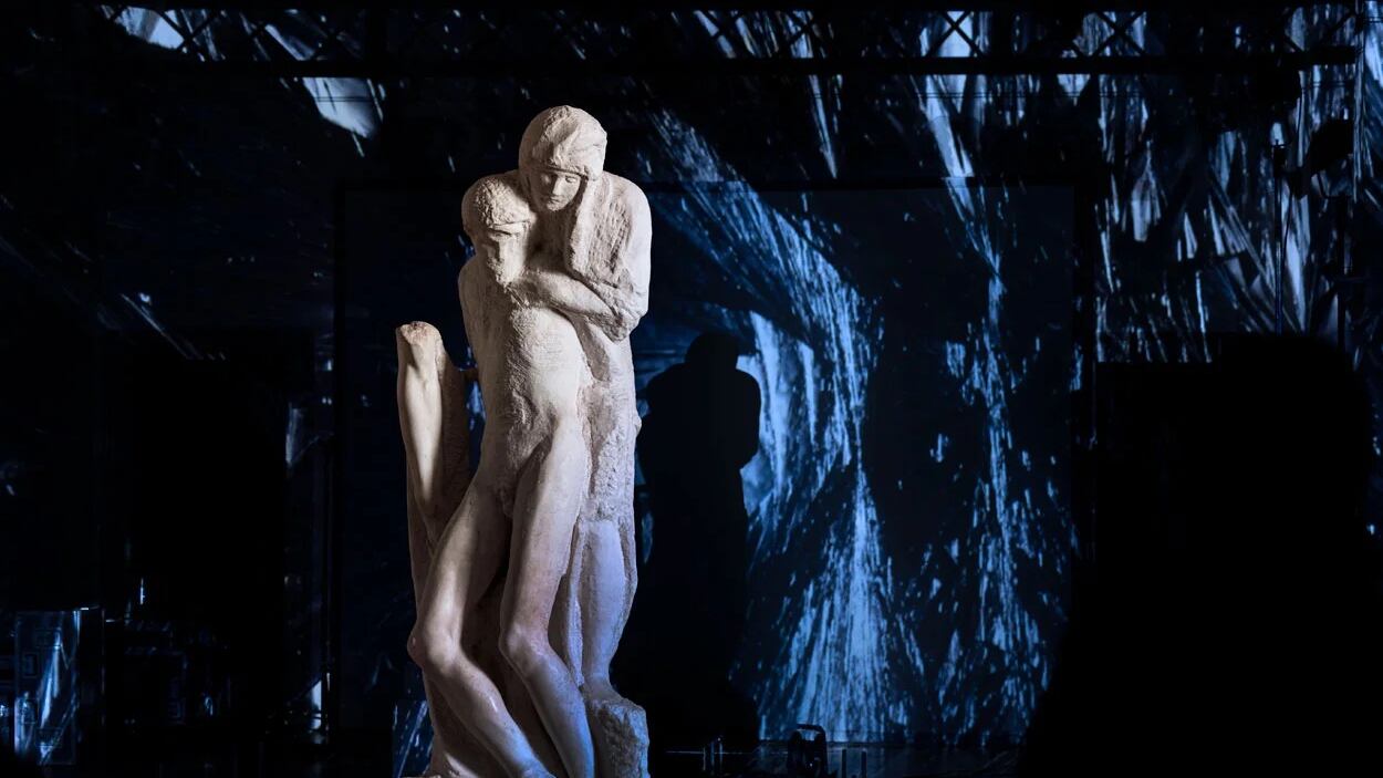 La luce di Bob Wilson (ri)scolpisce la "Pietà"