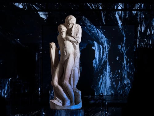 La luce di Bob Wilson (ri)scolpisce la "Pietà"