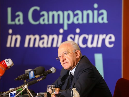 Il niet di De Luca: "La Campania non ci sta". In Lombardia e Toscana ritardi e dosi rinviate