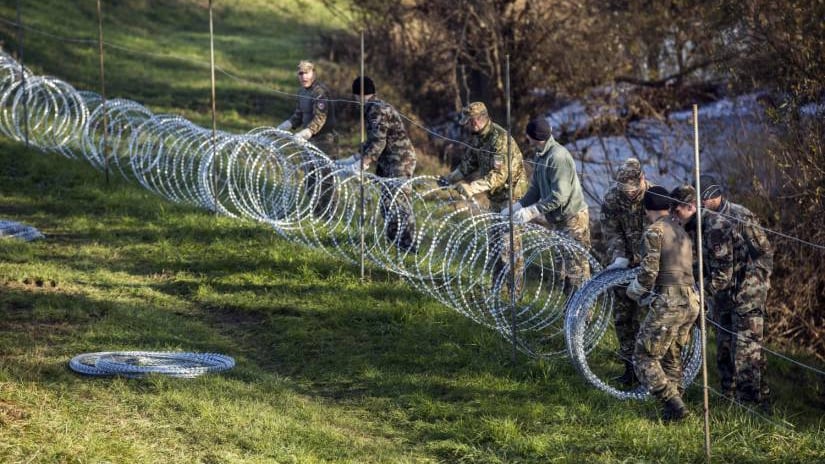 Croazia contro Slovenia: "Il vostro muro anti-profughi sconfina nel nostro territorio"