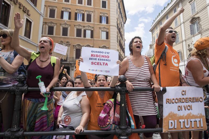 Decreto Vaccini, la protesta dei no-vax davanti a Montecitorio 5