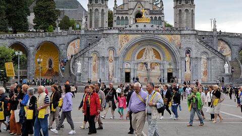 Lourdes, il Papa commissaria i miracoli