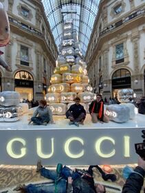 Ecovandali di Ultima generazione imbrattano l’albero di Gucci 7