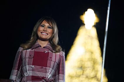 Trump accende albero di Natale alla Casa Bianca insieme a Melania 5