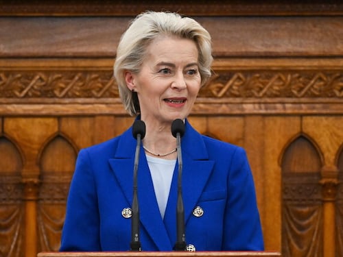 Von der Leyen a Budapest: "Il regresso democratico può essere invertito"