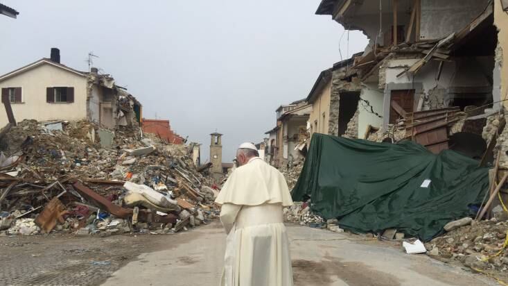 Papa Francesco fa la spesa nelle zone terremotate: "Così li aiuto"