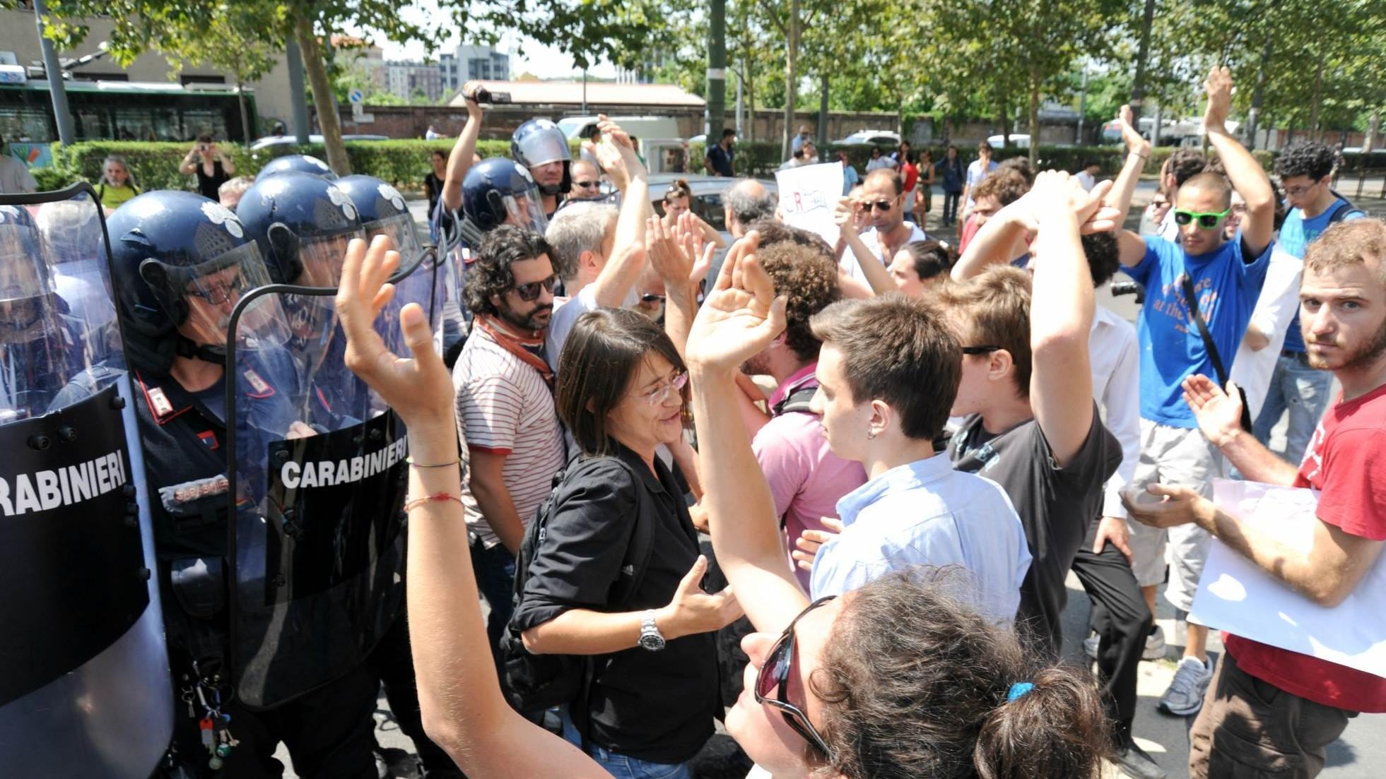 Cinema sgomberato: scontri Pisapia sta con gli occupanti