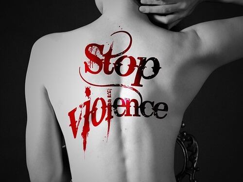 Ha tentato di violentare due alunne, sotto accusa docente di Salerno