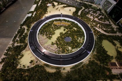 Decolla l'astronave Apple: ecco il plastico del nuovo Campus 11
