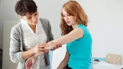 Controlli e abitudini: il vademecum per proteggere la pelle da tumori e patologie gravi