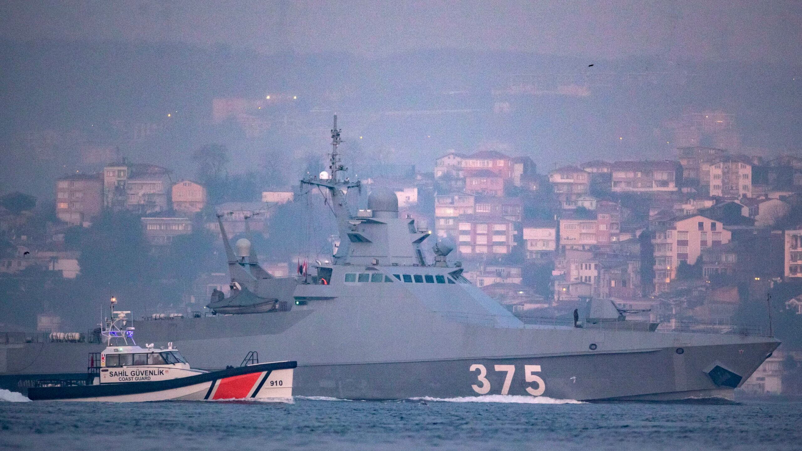 "Non passano dal Bosforo". La Turchia blocca le navi donate da Londra all'Ucraina