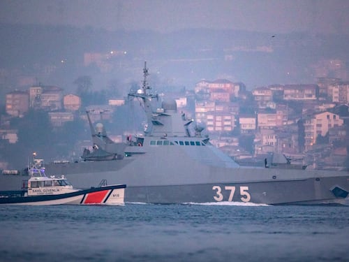 "Non passano dal Bosforo". La Turchia blocca le navi donate da Londra all'Ucraina