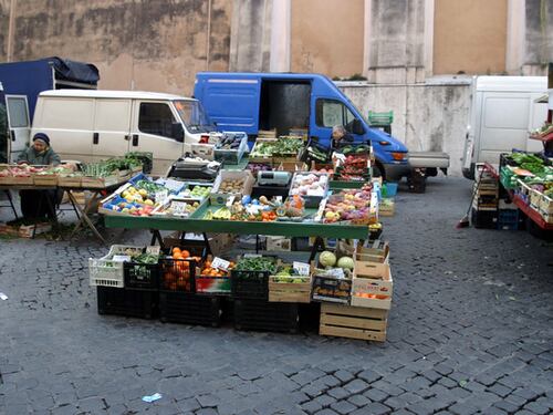 Seimila euro di multa per una cassetta di frutta lasciata fuori posto