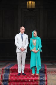 Pakistan, Kate Middleton con il velo per la visita in moschea 1