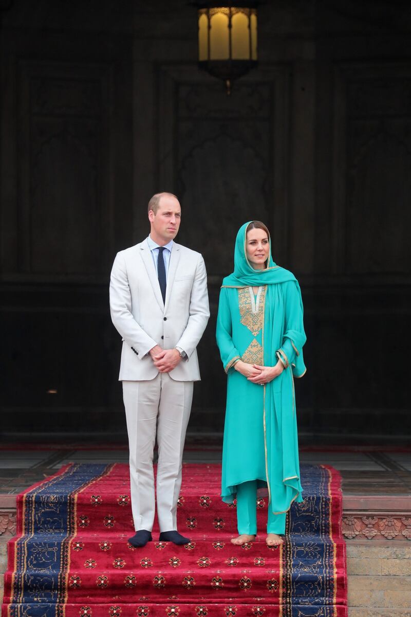 Pakistan, Kate Middleton con il velo per la visita in moschea 1