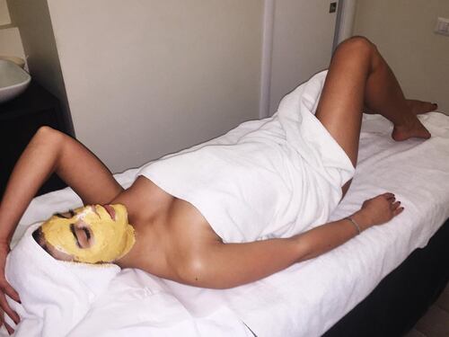 Giulia Salemi hot, nuda sotto l'asciugamano