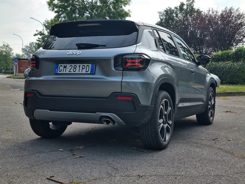 Jeep Avenger 1.2 Summit: guarda la gallery del city SUV americano 10