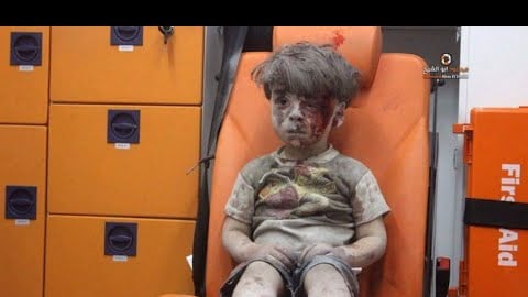 Il padre di Omran accusa i ribelli: "Soldi per le foto anti Assad"