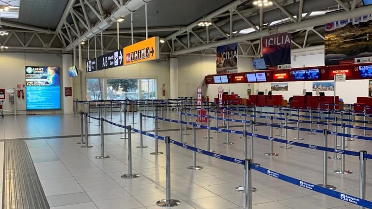 Incendio all'aeroporto di Ciampino: tutti evacuati e voli fermi