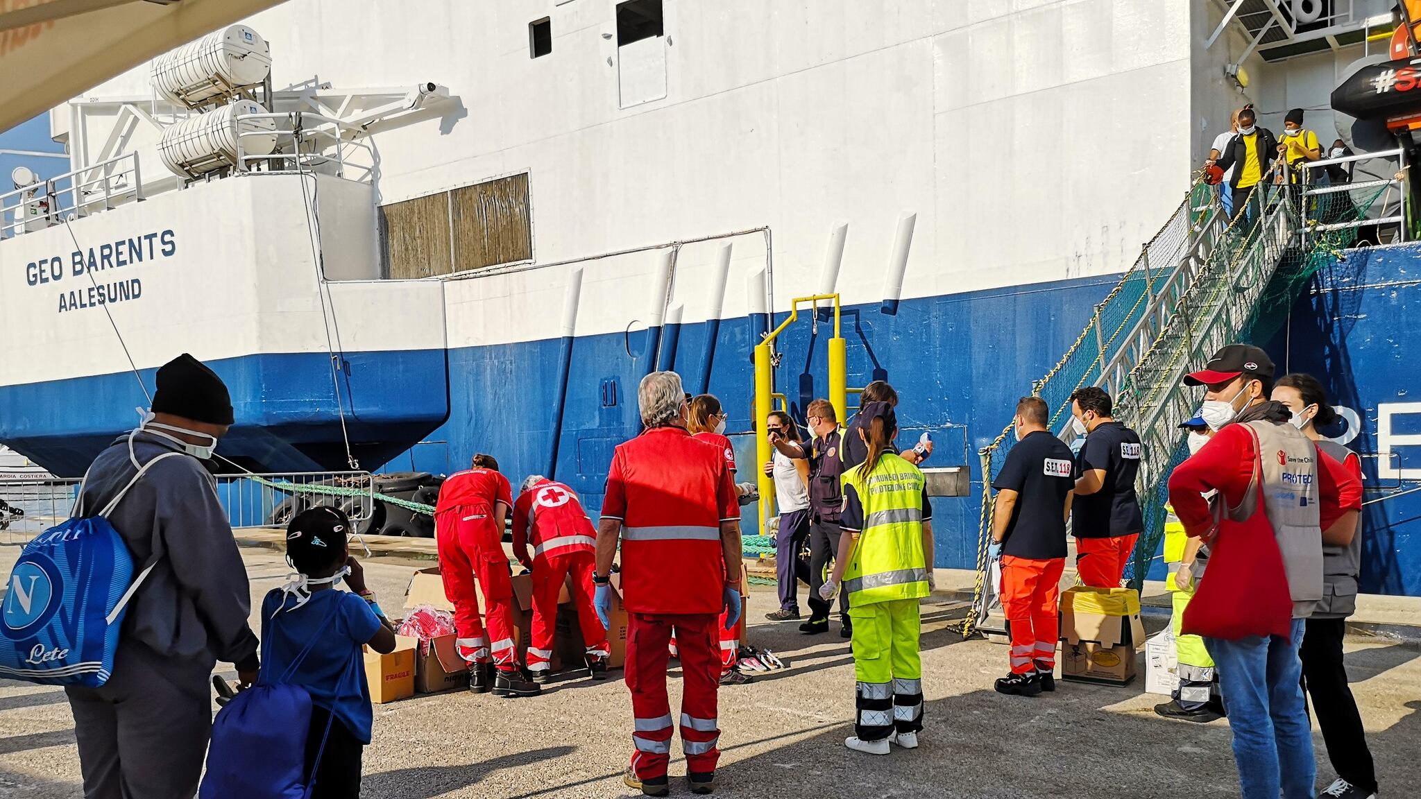 Brindisi, sbarco di oltre cento migranti. "Di fronte a fenomeno epocale"