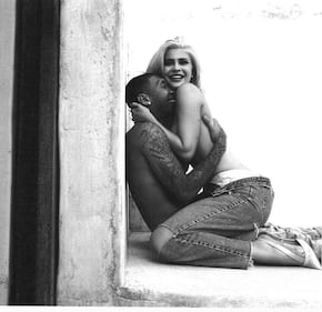 Kylie Jenner topless sui social 3