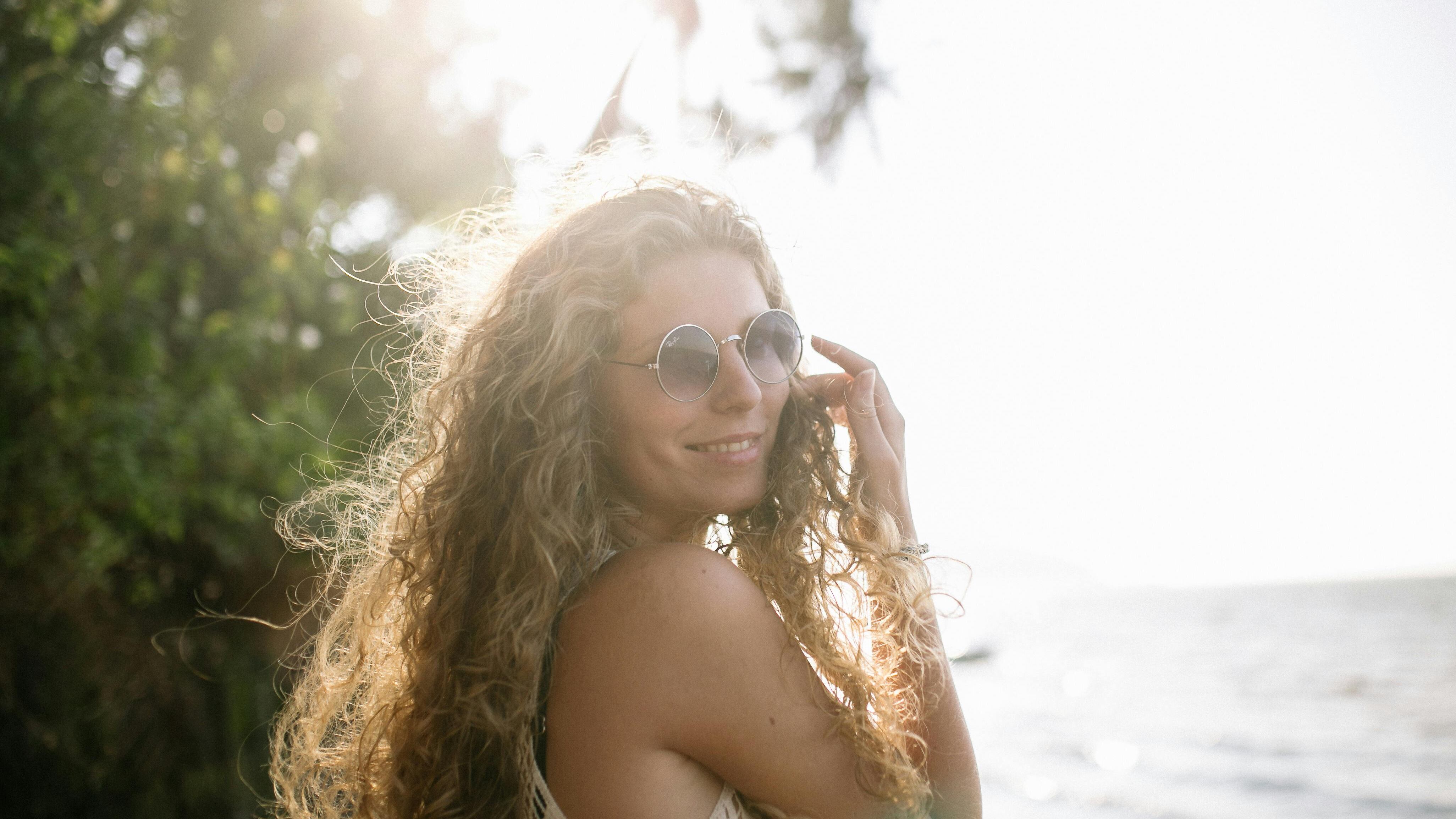 Capelli, come trattarli al mare: 5 errori più comuni che facciamo