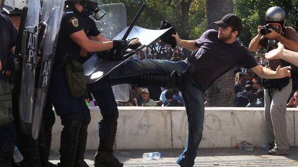 Tsipras cede alla piazza: "Disarmare la polizia"