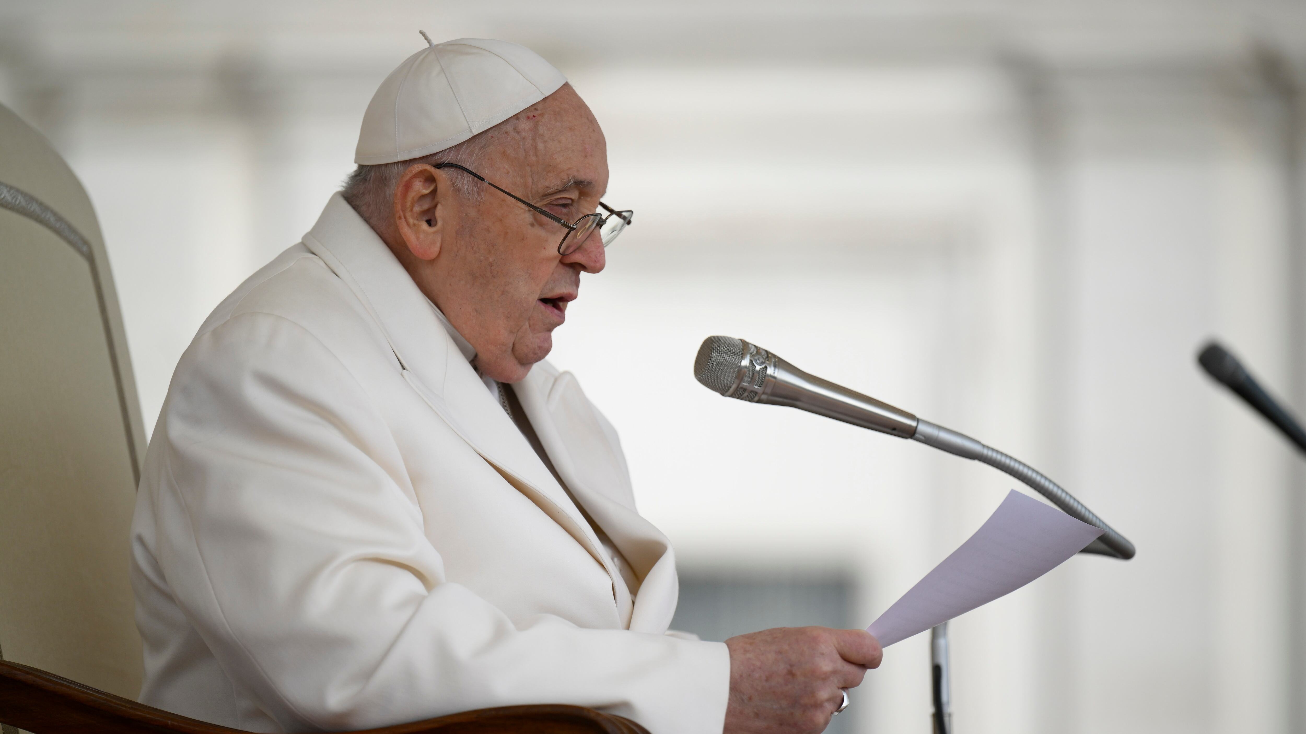 "Non mi sono ancora ripreso". E il Papa salta ancora il discorso