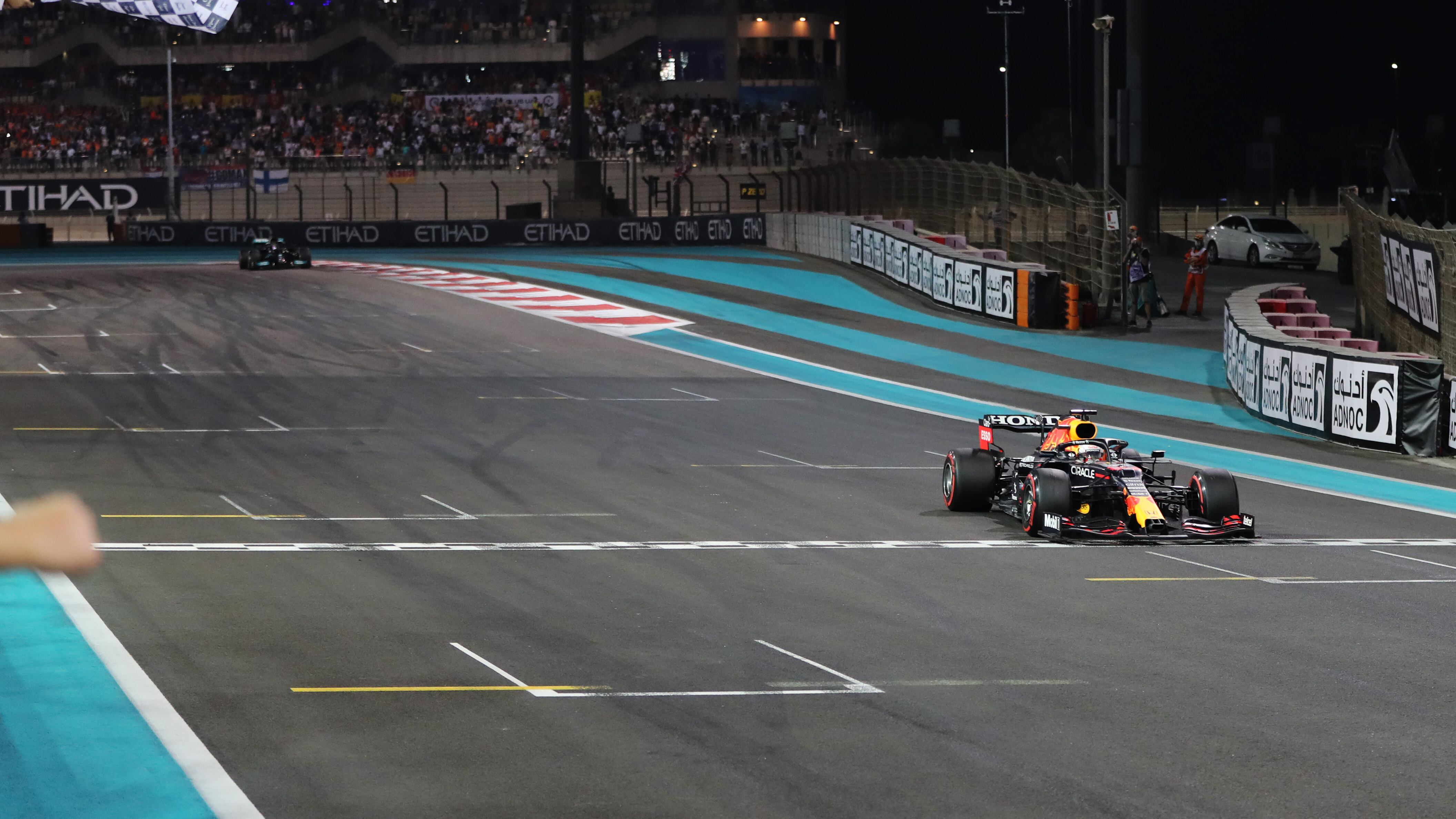 Verstappen beffa Hamilton: è per la prima volta campione del mondo di Formula Uno