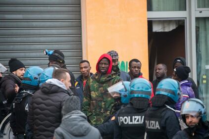Torino, lo sgombero del villaggio olimpico occupato dai migranti 3