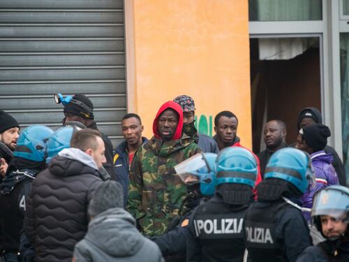 Torino, lo sgombero del villaggio olimpico occupato dai migranti
