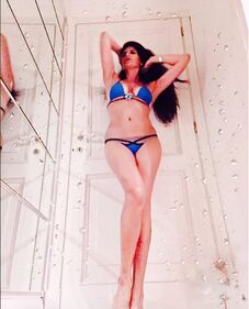 Pamela Prati sfoggia un microslip bollente 2