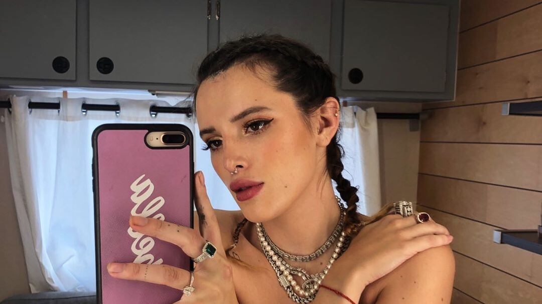 Dopo i tanti scatti sexy, Bella Thorne si sorprende di essere vestita...