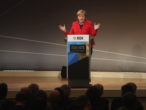 Merkel alla May: "Niente accesso al mercato Ue senza libera circolazione di persone e merci in Gb"