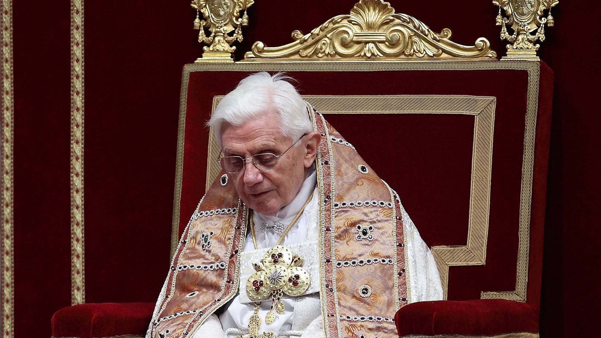 Ratzinger processato da morto, Satana in vaticano e Crisanti: quindi, oggi...