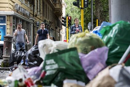 Roma, sciopero rifiuti: il disagio per le vie della città 15