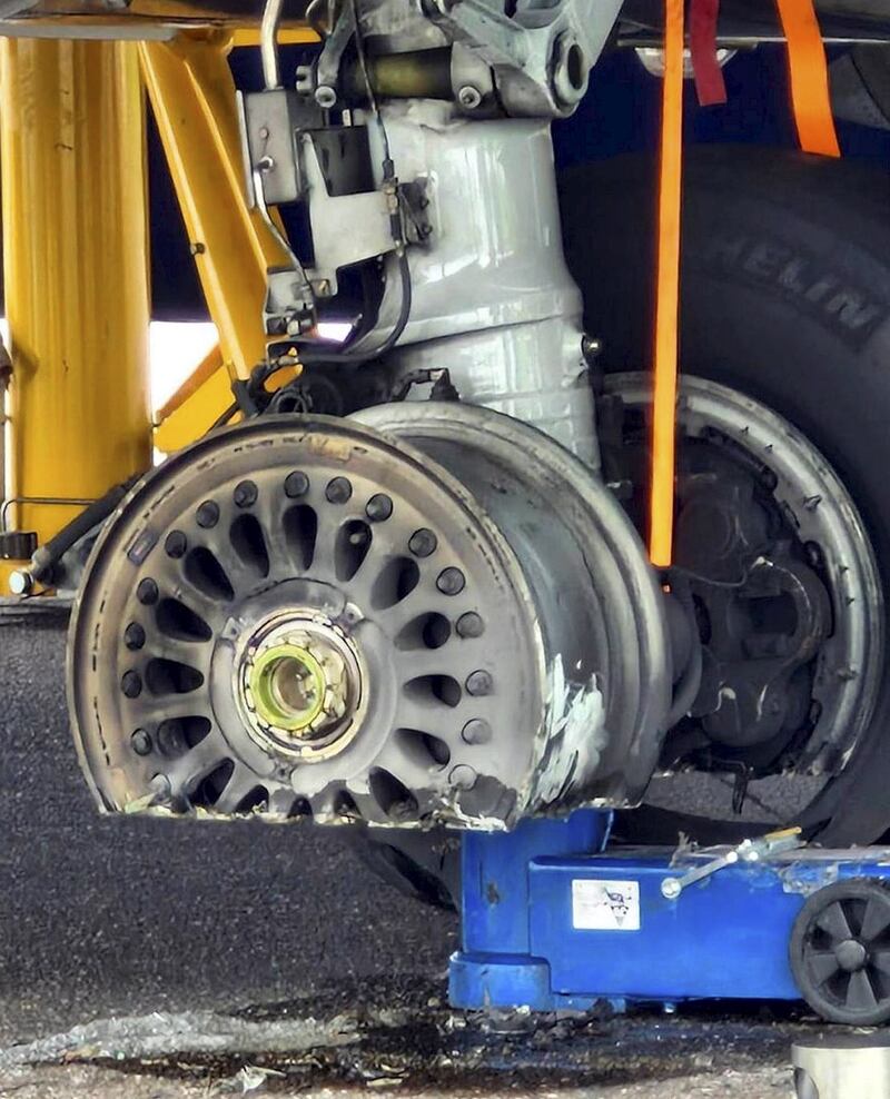Esplodono pneumatici in atterraggio: volo Ryanair fermo in pista a Orio al Serio 1