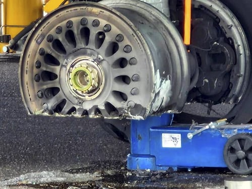 Esplodono pneumatici in atterraggio: volo Ryanair fermo in pista a Orio al Serio