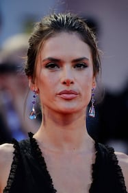 Venezia 72, Alessandra Ambrosio incanta con l'abito trasparente 32