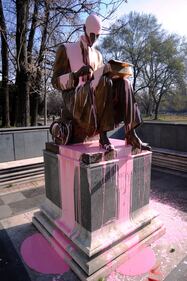 Statua di Indro Montanelli imbrattata6