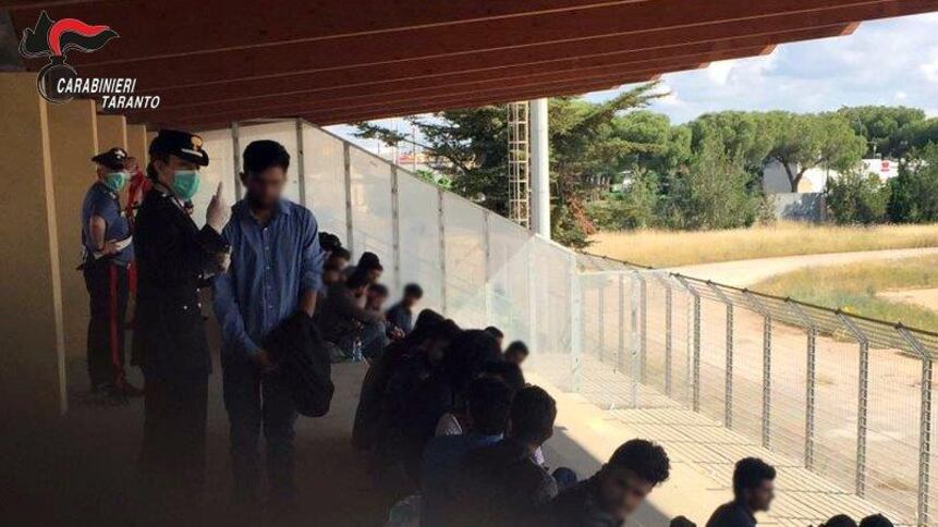 Il vicesindaco accoglie migranti: "Ma cittadini mandano foto a Salvini"